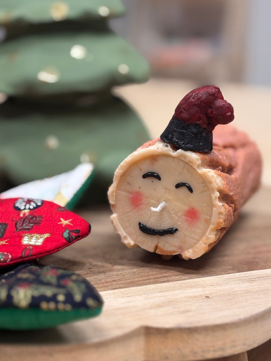 El primer Tió de Nadal fet espelma del món, una peça única de Dekimasu