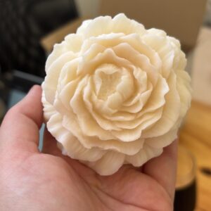 espelma decorativa en forma de peonia